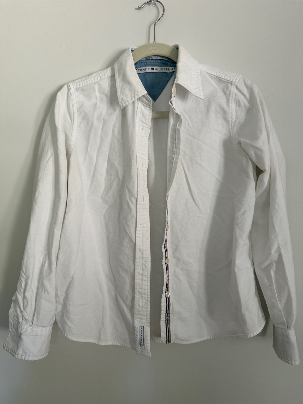 Tommy Hilfiger White Long-Sleeve Casual Button-Down Shirt with Subtle Trim